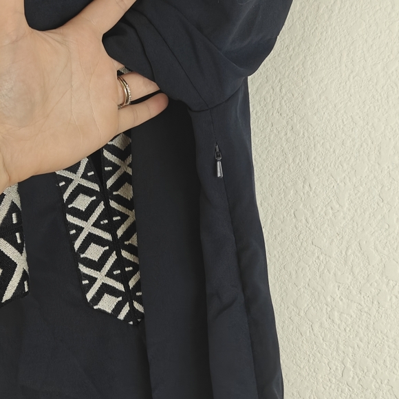 Tory Burch V-neck Navy Blue Embroidered Detail Tunic Top Size 2 - Picture 15 of 16